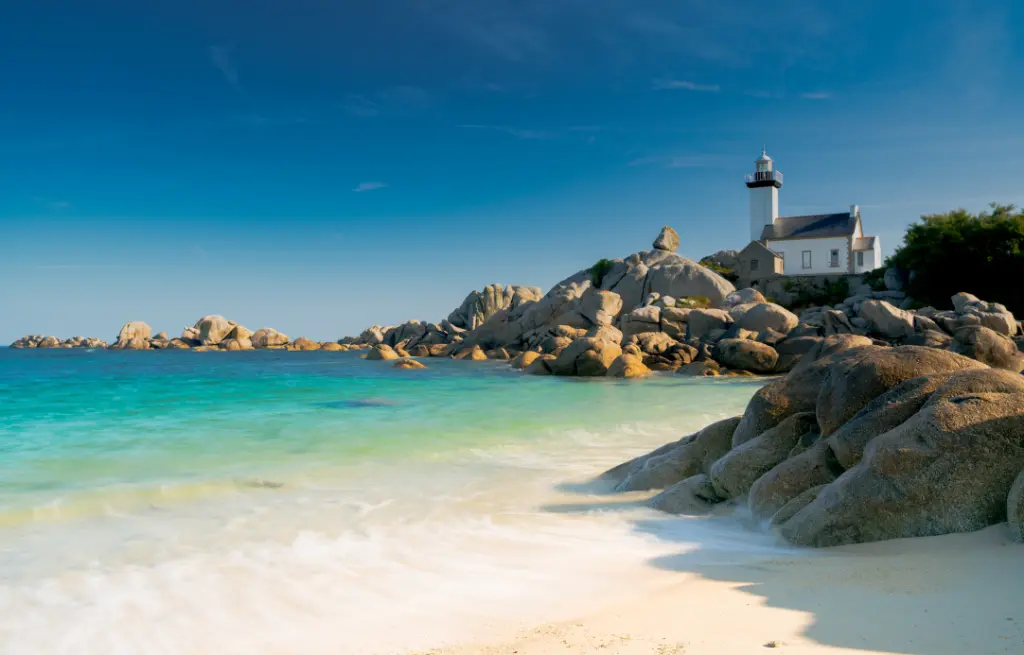 Blick auf den Leuchtturm und die Bucht von Pontusval an der Nordküste der Bretagne in Frankreich