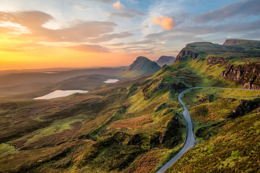 Lebendiger Sonnenaufgang in Quiraing auf der Isle of Skye, Schottland.