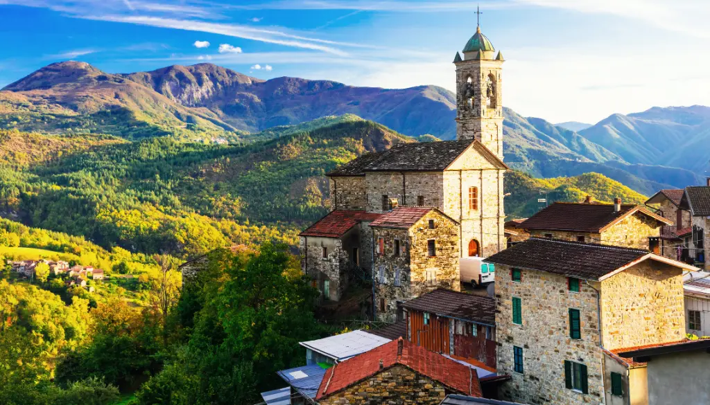 Malerisches kleines Dorf in grüner Bergalandschaft - Castelcanafurone, Emilia-Romagna, Italien
