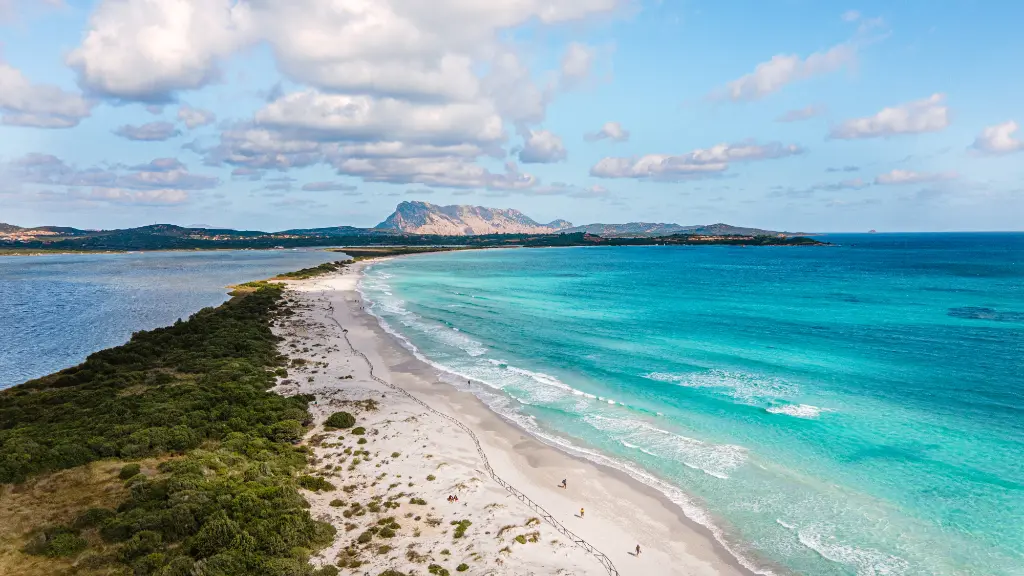 Berühmter Strand La Cinta mit Blick auf die Insel Tavolara. Dünen an türkisbauem Meer