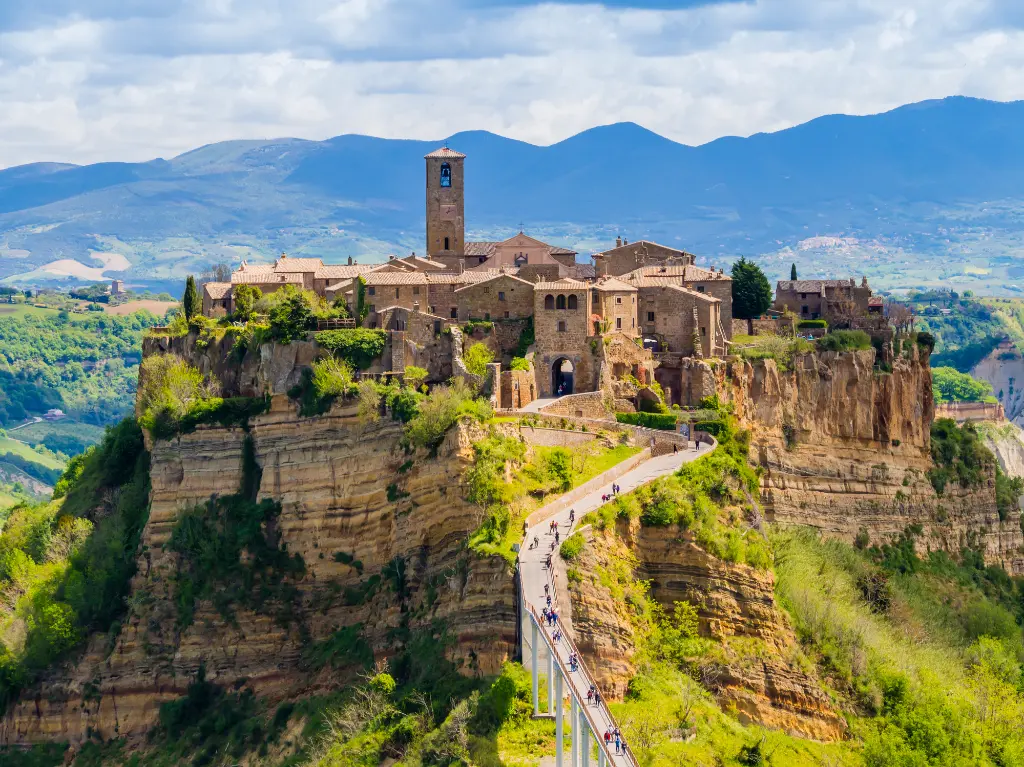 Civita di Bagnoregio, mittelalterliche Geisterstadt auf einem Plateau aus brüchigem vulkanischem Tuffstein, Latium, Mittelitalien