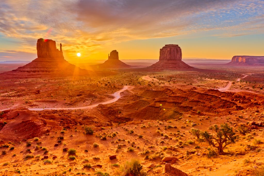 Die geologische Besonderheit der Fäustlinge im Monument Valley Tribal Park in Arizona bei Sonnenaufgang