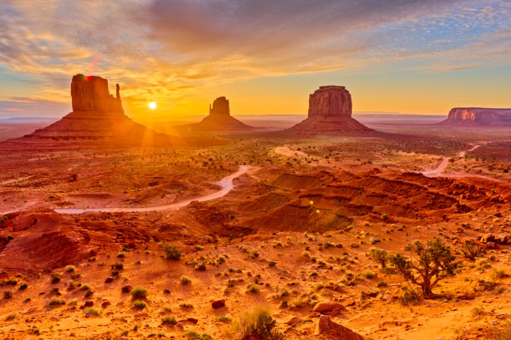 Die geologische Besonderheit der Fäustlinge im Monument Valley Tribal Park in Arizona bei Sonnenaufgang