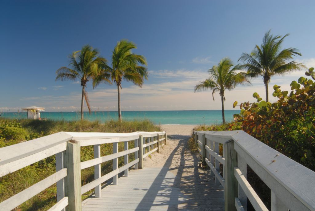 Strandpromenade an einem Strand in Florida im Winter, USA