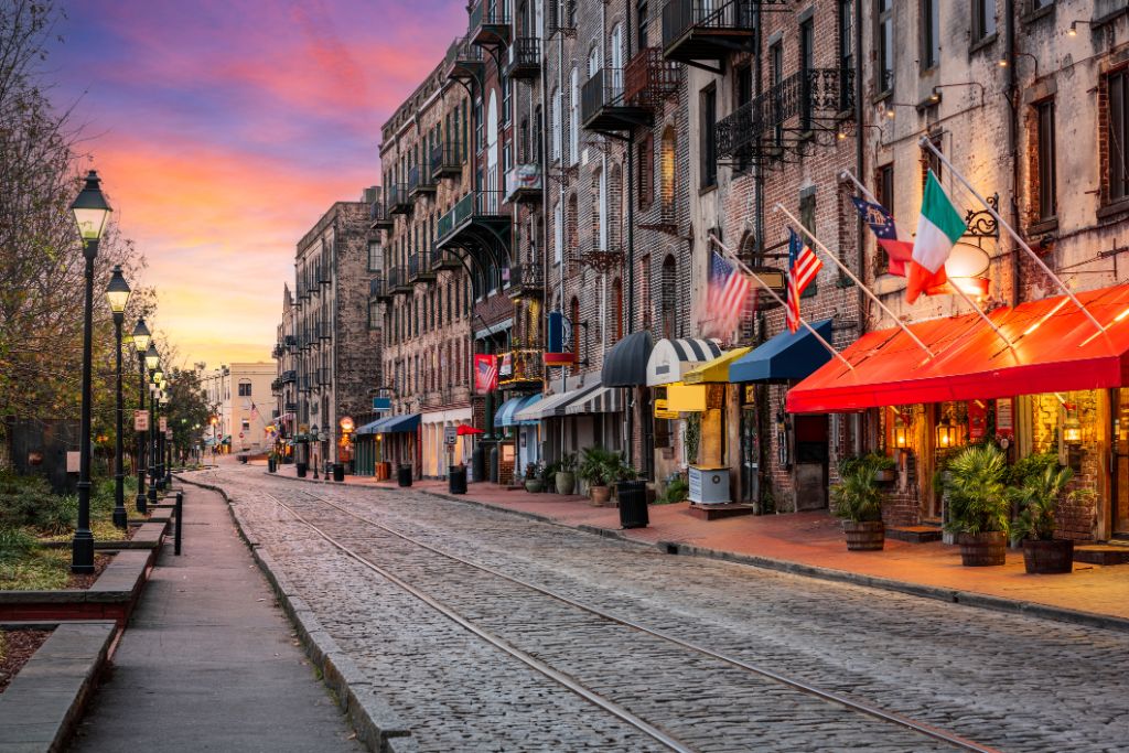 Savannah, Georgia, USA: Bars und Restaurants in der River Street bei Sonnenaufgang.