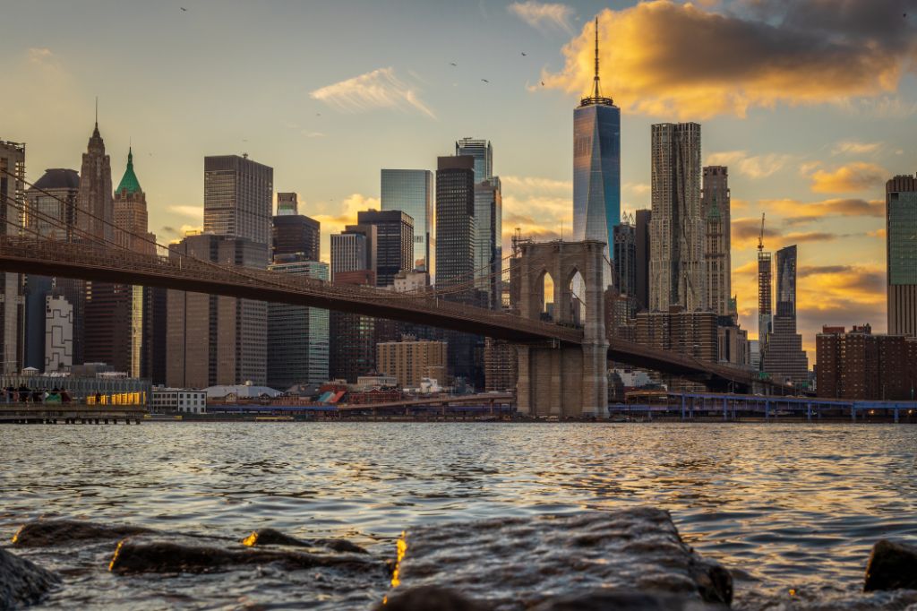 Die Brooklyn Bridge und der Freedom Tower vom Pebble Beach im Brooklyn Bridge Park