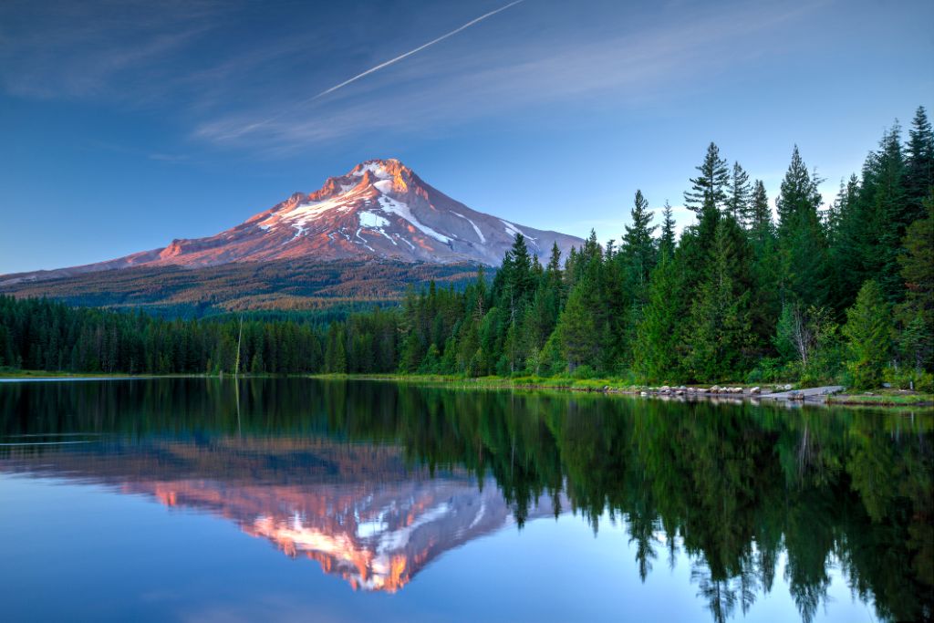 Mount Hood, Oregon, gespiegelt im Trillium Lake.