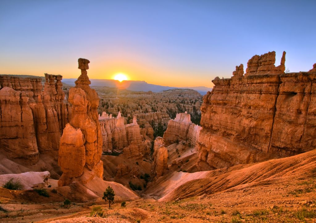 Die Sonne geht über dem Thor's Hammer im Bryce Canyon National Park, Utah, auf.